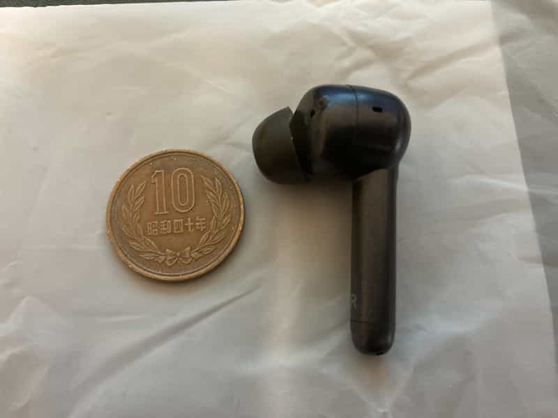POWERADD B10 Bluetoothイヤホン本体と10円玉の比較