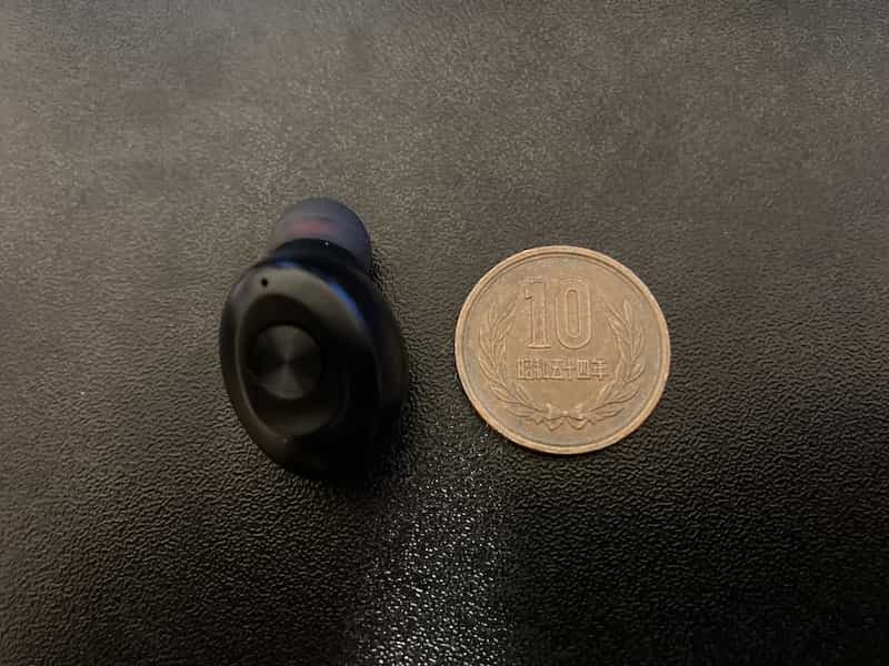HOPERAY XG-12 Bluetoothイヤホン本体と十円玉の比較